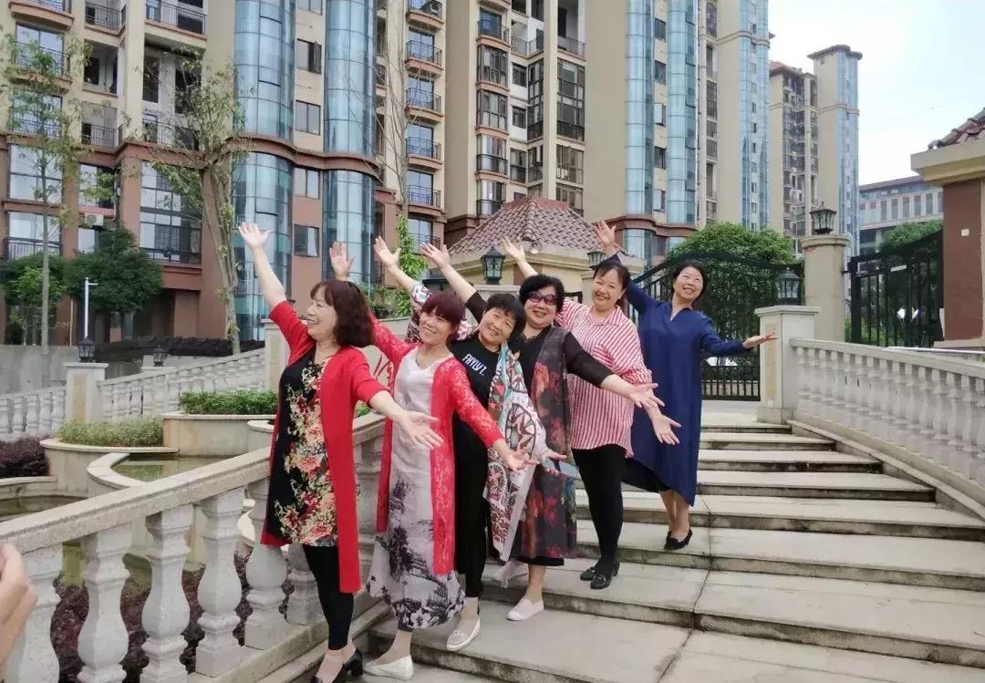 大妈拍照经典15个动作图片,大爷大妈经典拍照动作