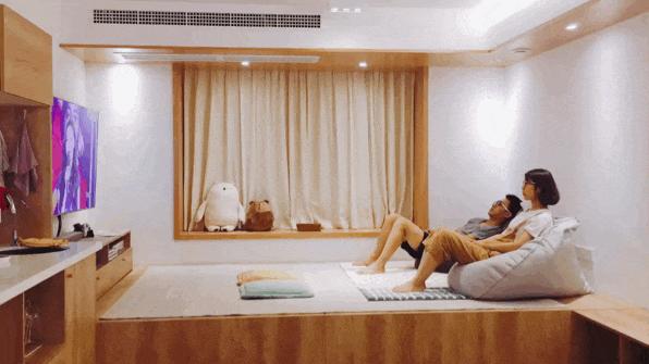 在客厅隔出一间卧室带阳台,客厅软隔断隔出一间卧室