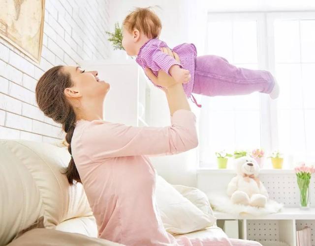 章子怡1岁儿子会叫爸妈会扶走，关于宝宝发育指标，你家达标没