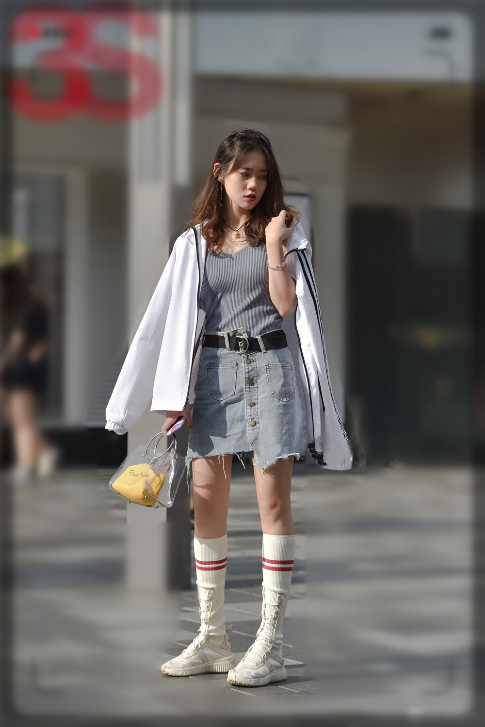 今年流行的长袜搭配,显瘦长筒袜穿搭