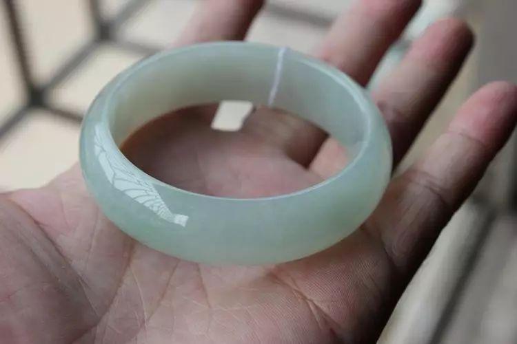 不小心打碎玉镯子24万什么连续剧,把戴了十几年的手镯打碎会不好吗