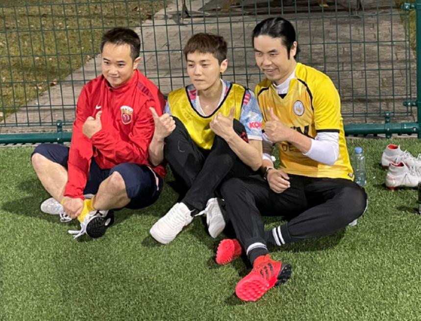 鹿晗跟球星一起踢球,鹿晗邓超踢球微博互动