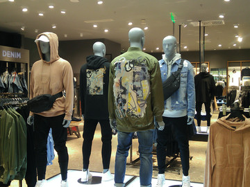 一个小型的服装尾货店应该如何去拿货呢？