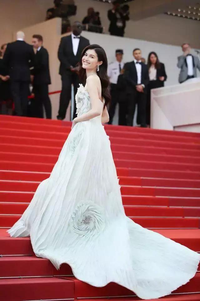 春季黄黑皮糖果色穿搭,冬季糖果色少女感穿搭