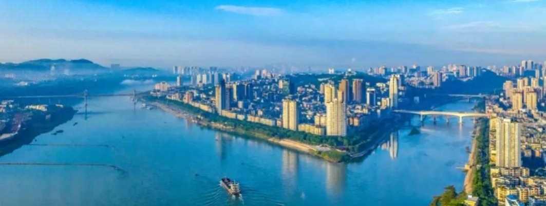 诗传泸酒香，杯杯国宝窖池原浆，邀君共品泸州山水岁月的醇厚绵长