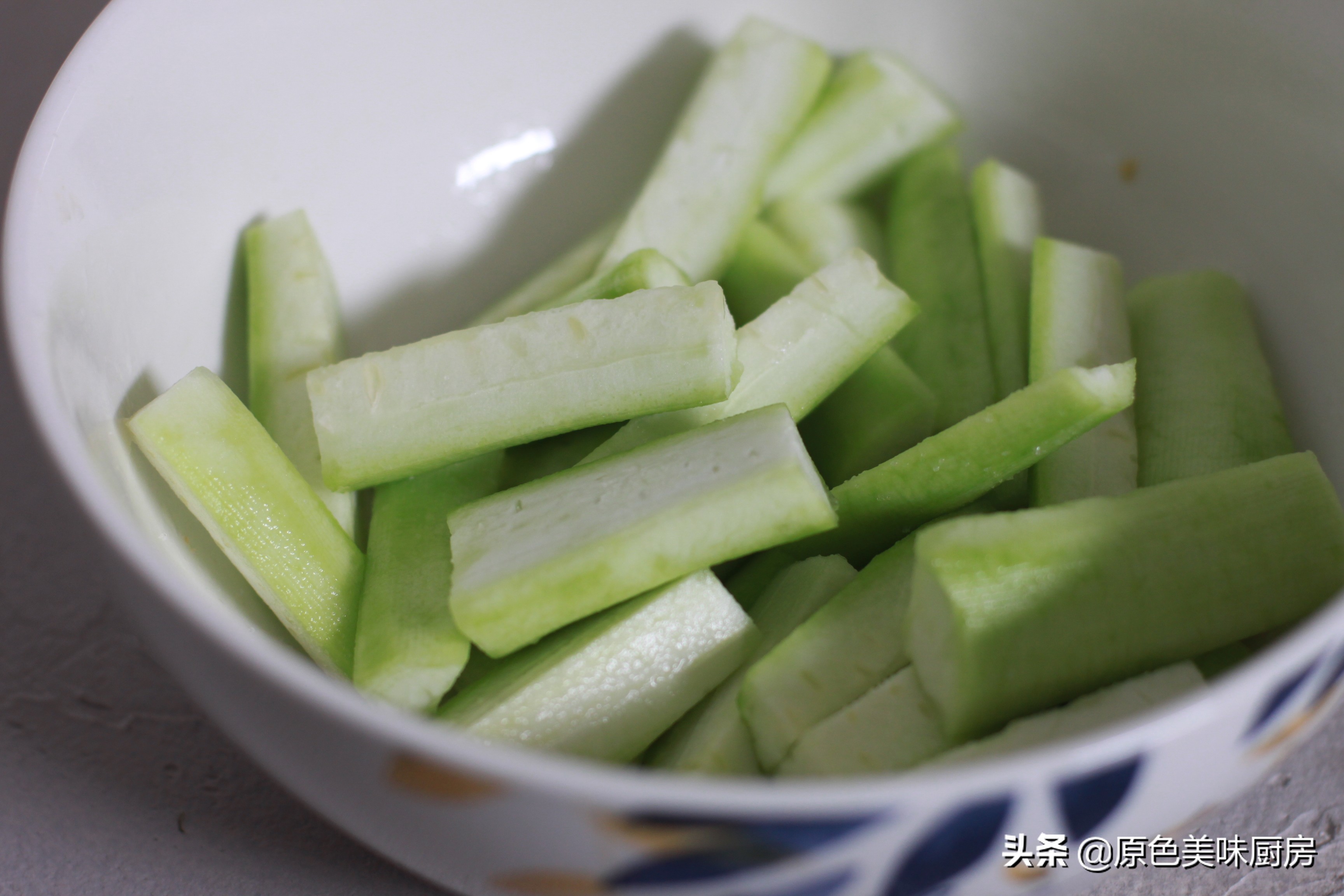 丝瓜可以不去皮吃吗,丝瓜要不要挖