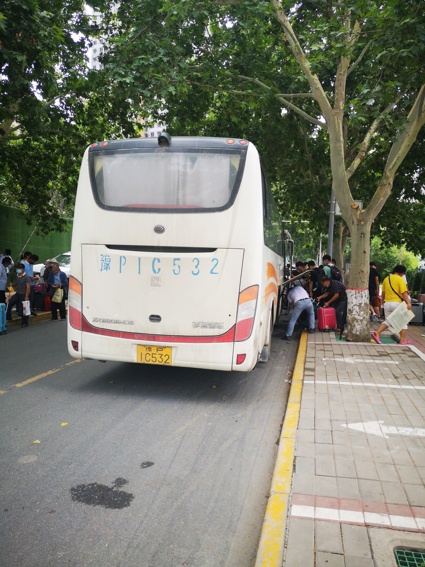 暗访郑州客运站,都市报道郑州大巴车站外揽客