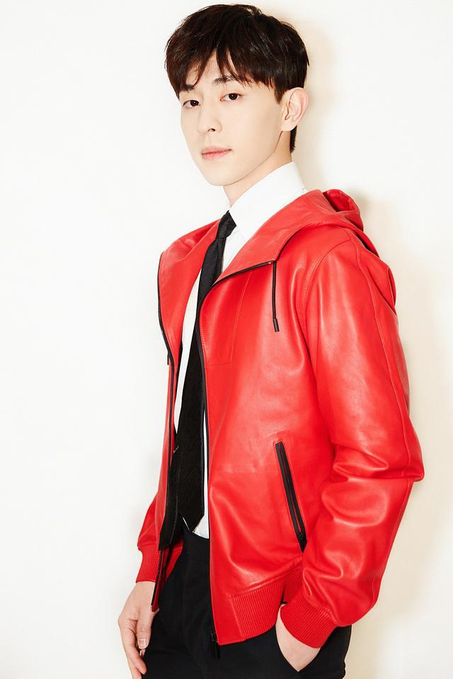 邓伦一件蓝色衬衫搭配西裤，再配上三七分发型，总裁范十足！