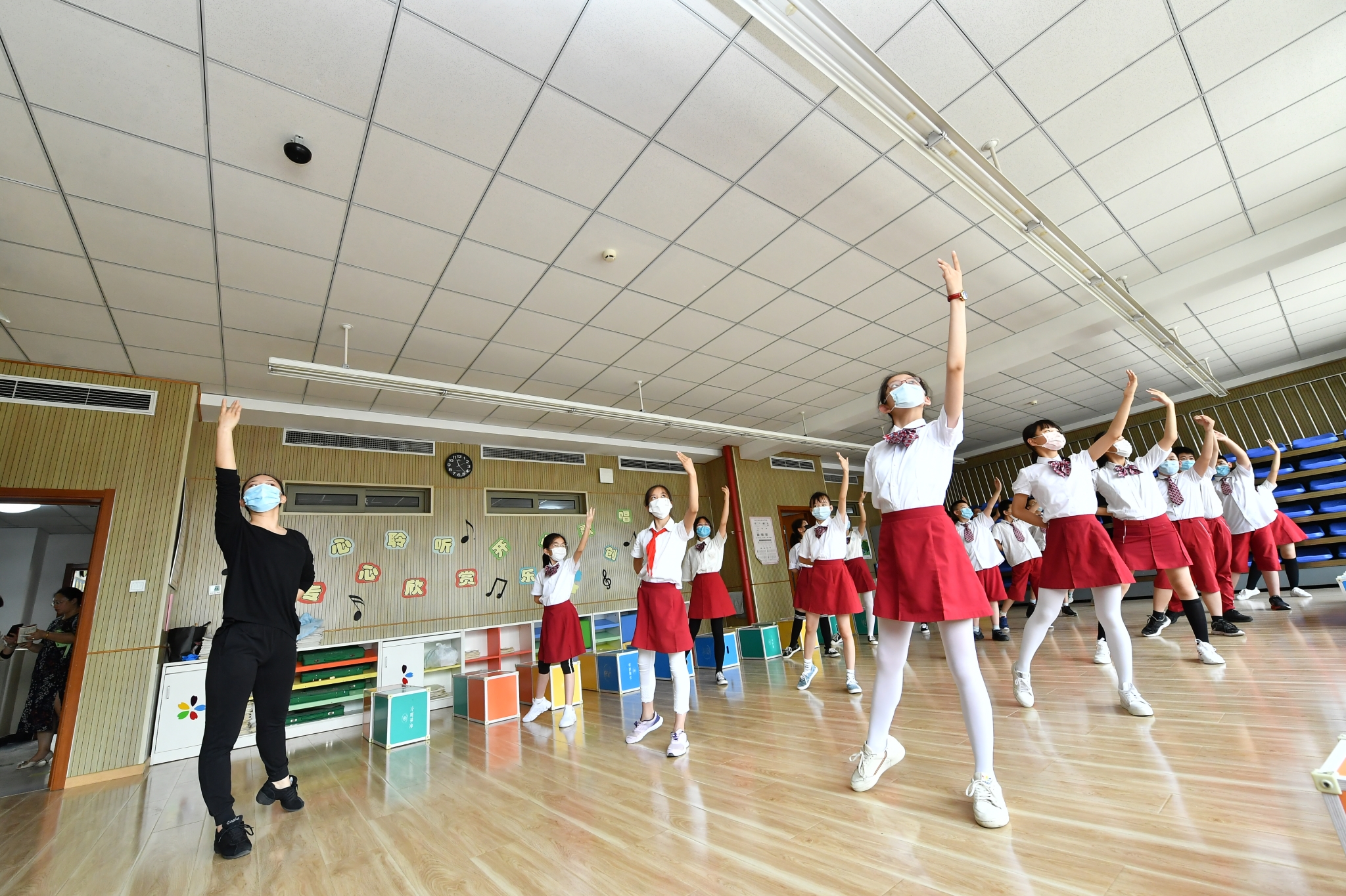 通州小学四五年级返校复课校园防疫不松懈坚持“一级标准”保障师生安全健康