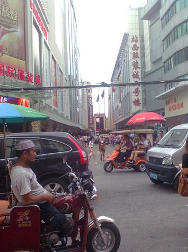 批发市场整理衣服,广州服装批发市场大火