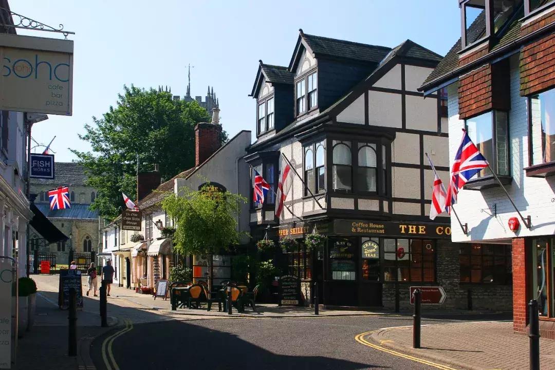 暑期游学英语课程,英国游学夏令营必需要学习英语