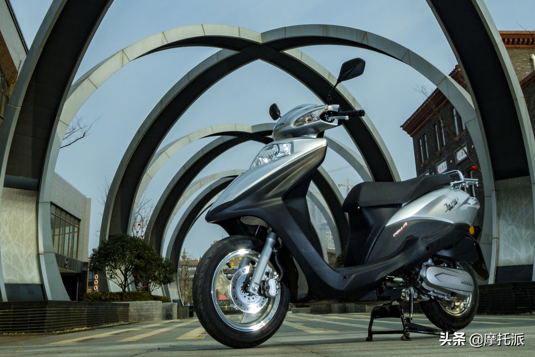 售价7500元左右，五羊-本田平民踏板“喜鲨125”试驾综评