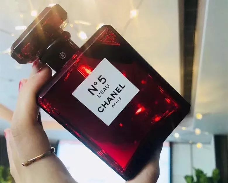 你身上有她的香水味，闻起来没有我的贵｜写给香水小白的入门秘籍