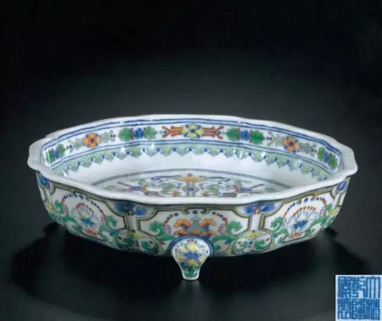 斗彩玲珑,斗彩姹紫特征