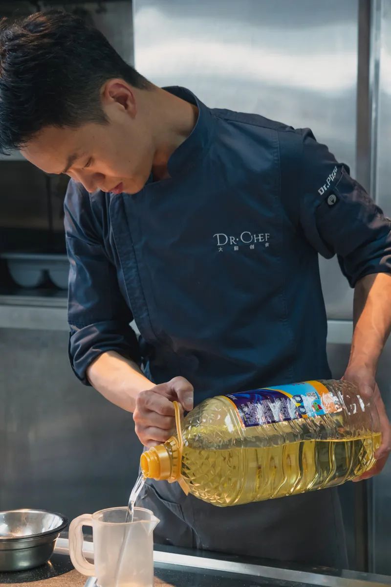 披萨饼底没有醒发好怎么补救,披萨饼胚为什么会回缩