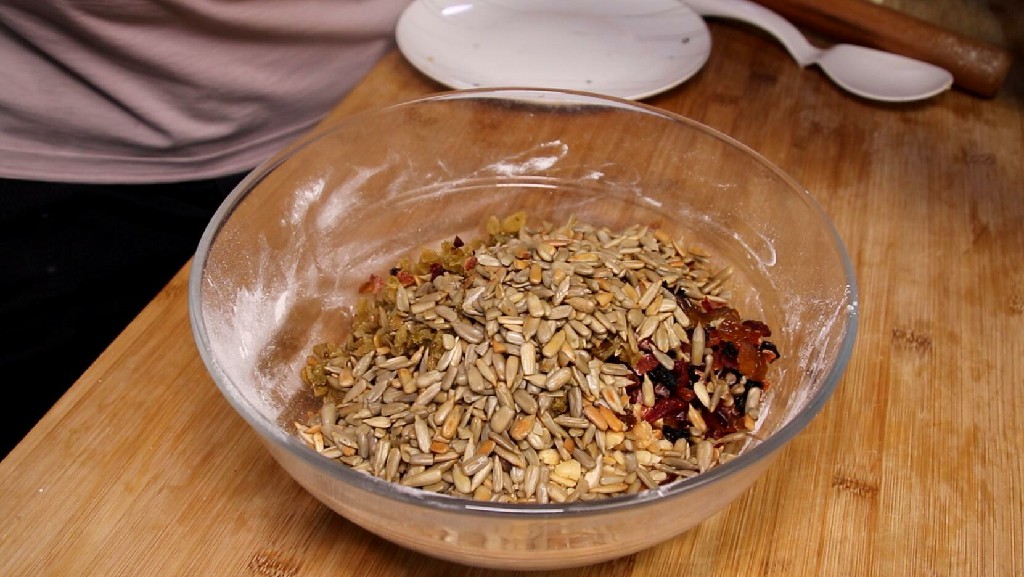 五仁月饼从和面到做的方法,老式五仁月饼馅料最佳配方和做法