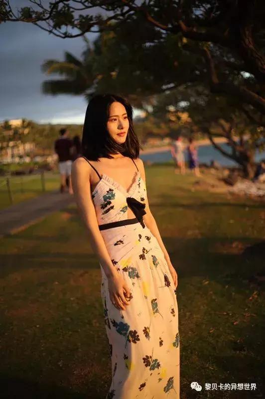 她们穿的连衣裙,她们穿的花裙子