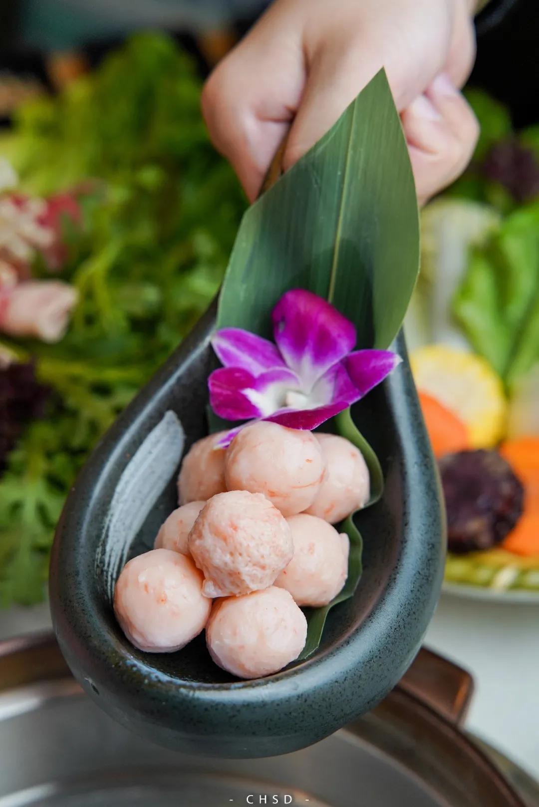 椰椰椰！这家人气椰子鸡专门店，光是汤底就喝饱了