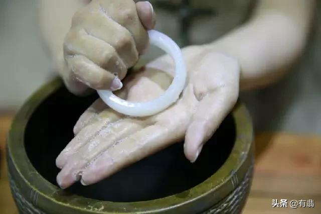 翡翠手镯戴的方法,玉手镯要怎样戴和脱