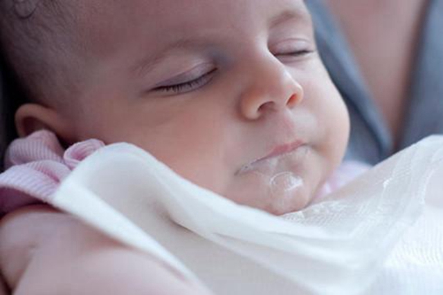 宝宝吐奶正常吗如何避免宝宝吐奶,宝宝一直吐奶什么原因该怎么办