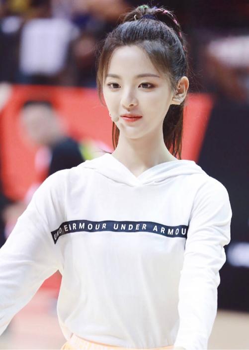 脸上有4个特点的女人很显老,脸上有3个特点女人会越来越漂亮