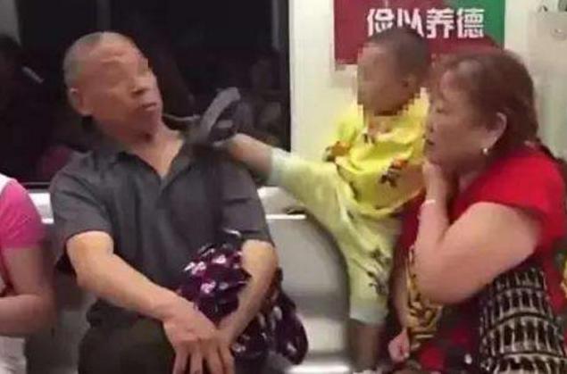 “这妈以后住养老院”，妈妈带娃吃汉堡，老板感慨母子20年后模样