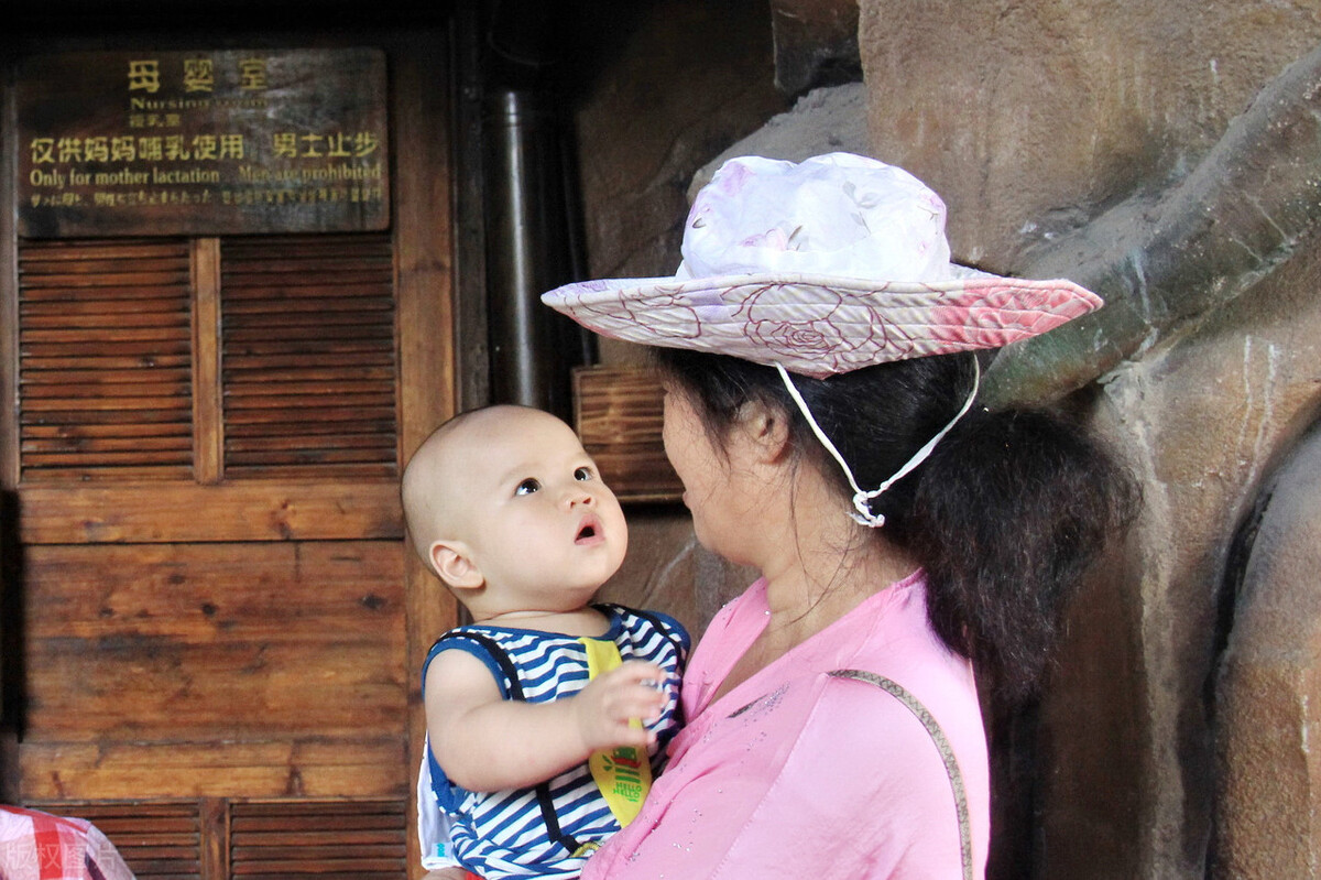 为啥戴着纸尿裤娃身子底下是湿的,夏天带孩子穿纸尿裤