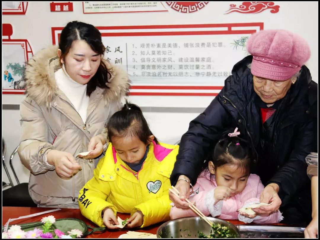 为社区留守儿童辅导功课,心系留守儿童关爱他们成长