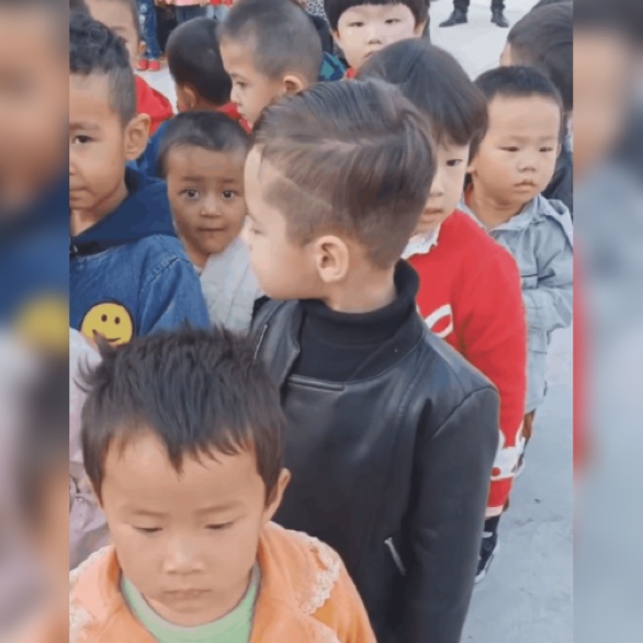 帅气的小学生校草,班级高颜值小男孩走红网络