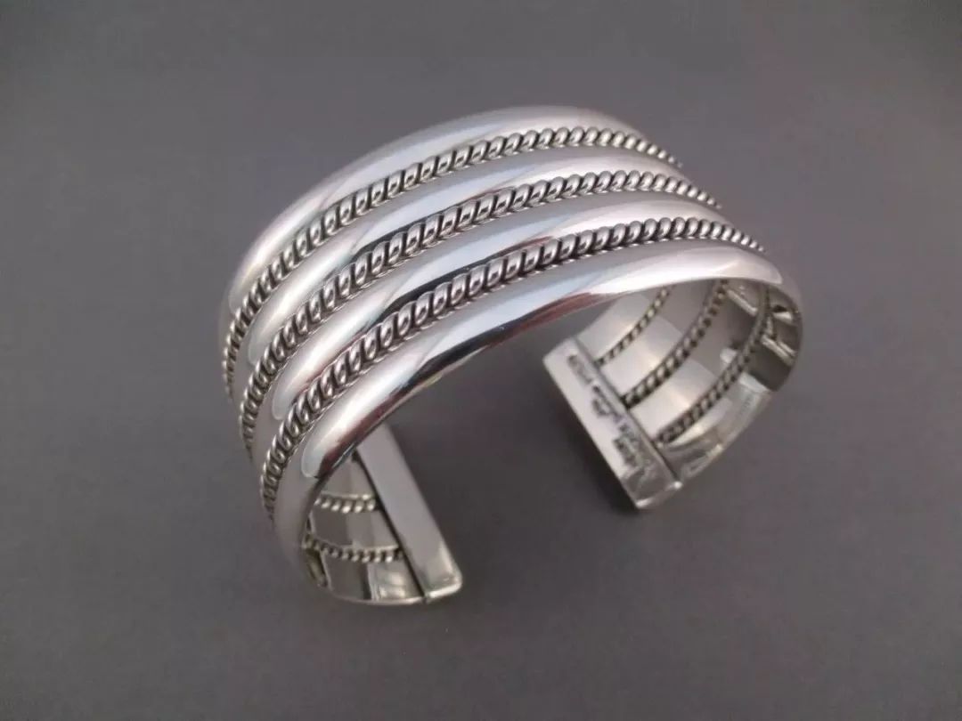 属兔的本命年戴金的还是戴银的好,2024年本命年适合戴金还是戴银