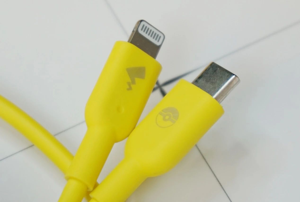 anker哆啦a梦联名款65w,anker新款磁吸底座充电宝测评