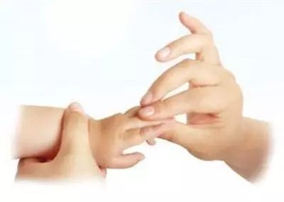 如何给小婴儿做抚触,怎样给婴儿抚触按摩