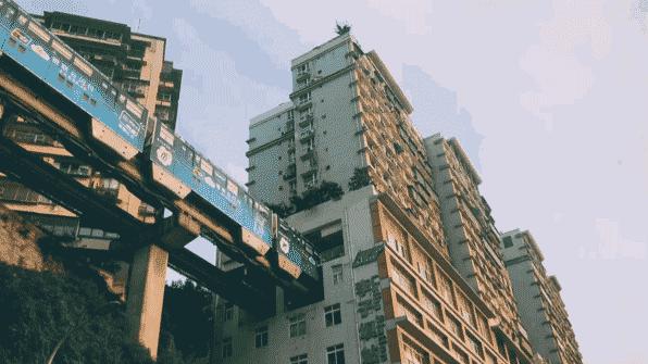 在楼顶上打球,楼顶踢球