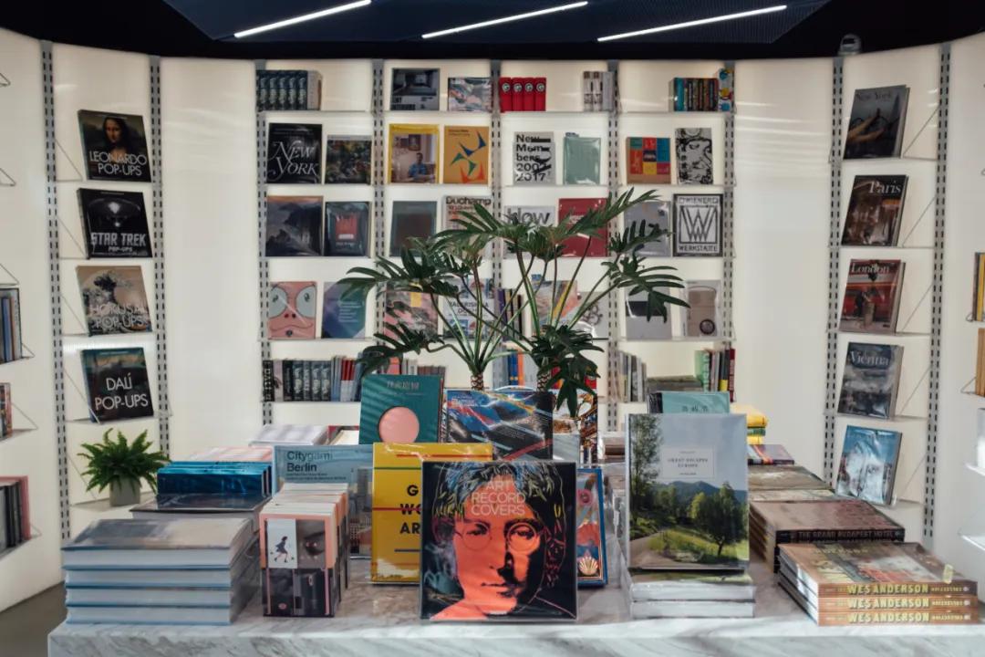 关店潮中，他在三里屯开了一家奢侈书店，用傲气向世界发起挑衅