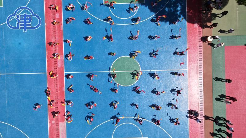 瞧！这群茂腾腾的娃娃打着腰鼓为*党**庆生