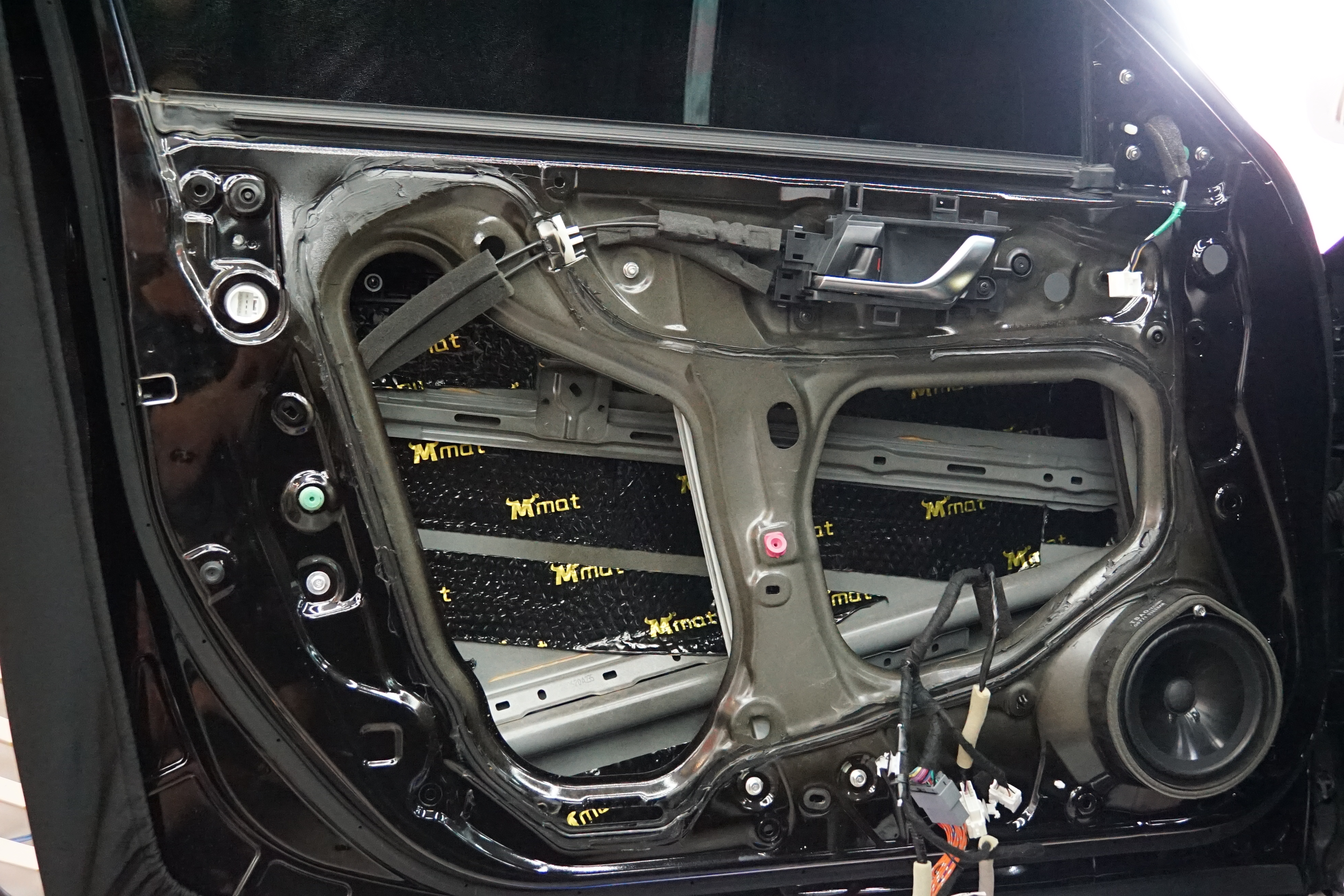 本田雅阁改装超薄爱威V8低音炮追求好音乐-广州车乐声汽车音响