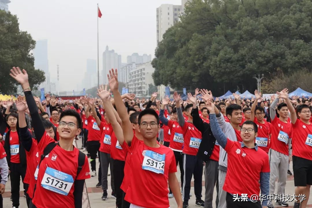 校园马拉松感受青春力量,在教室看同学田径比赛