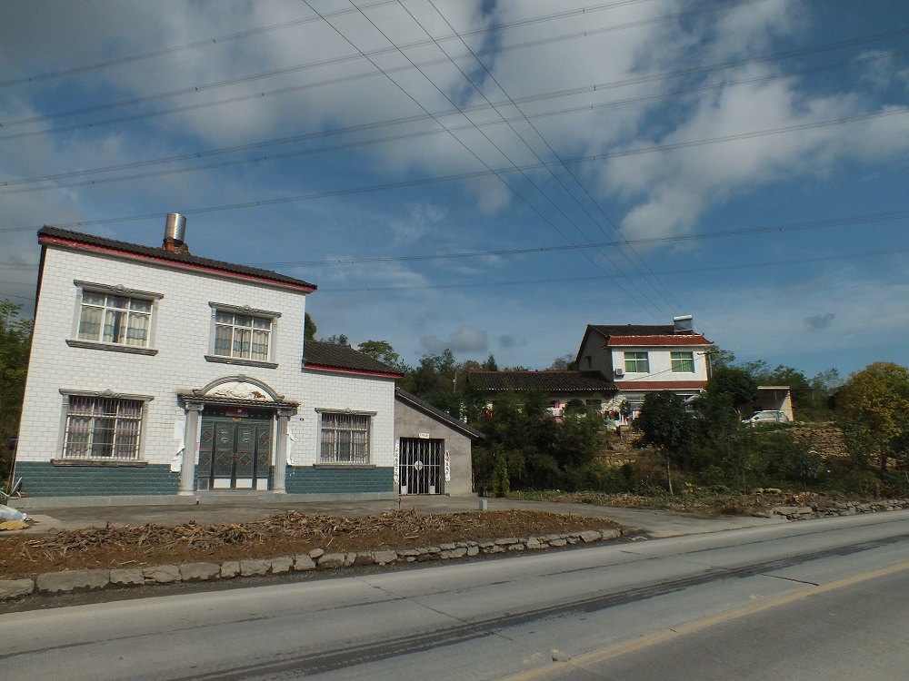 进城落户子女能继承农村宅基地,进城落户子女还能继承农村房产吗
