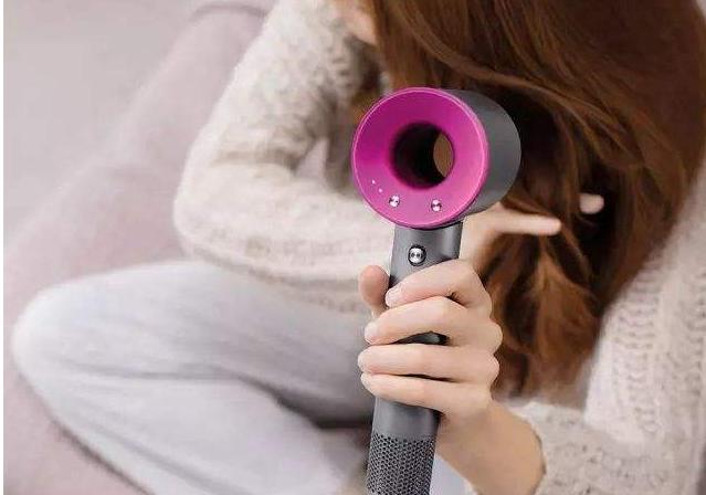 赵薇新综艺发型亮了，43岁依旧活力四射，网友看后：快回中餐厅