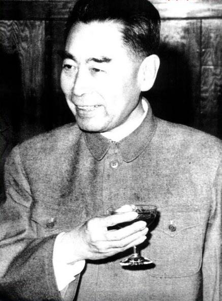 周总理在苏联喝醉酒，回国后检讨，毛主席：喝酒喝醉是常有的事