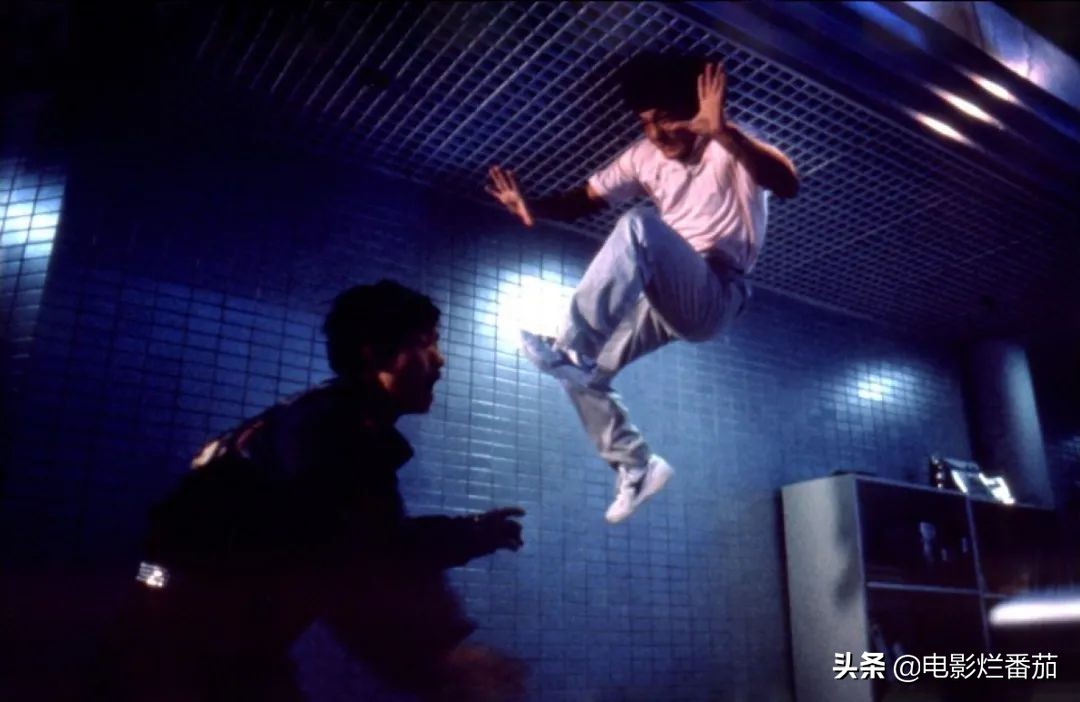 一急之下炒掉导演自己来,成龙在放火烧掉整条街后,电影终于大卖