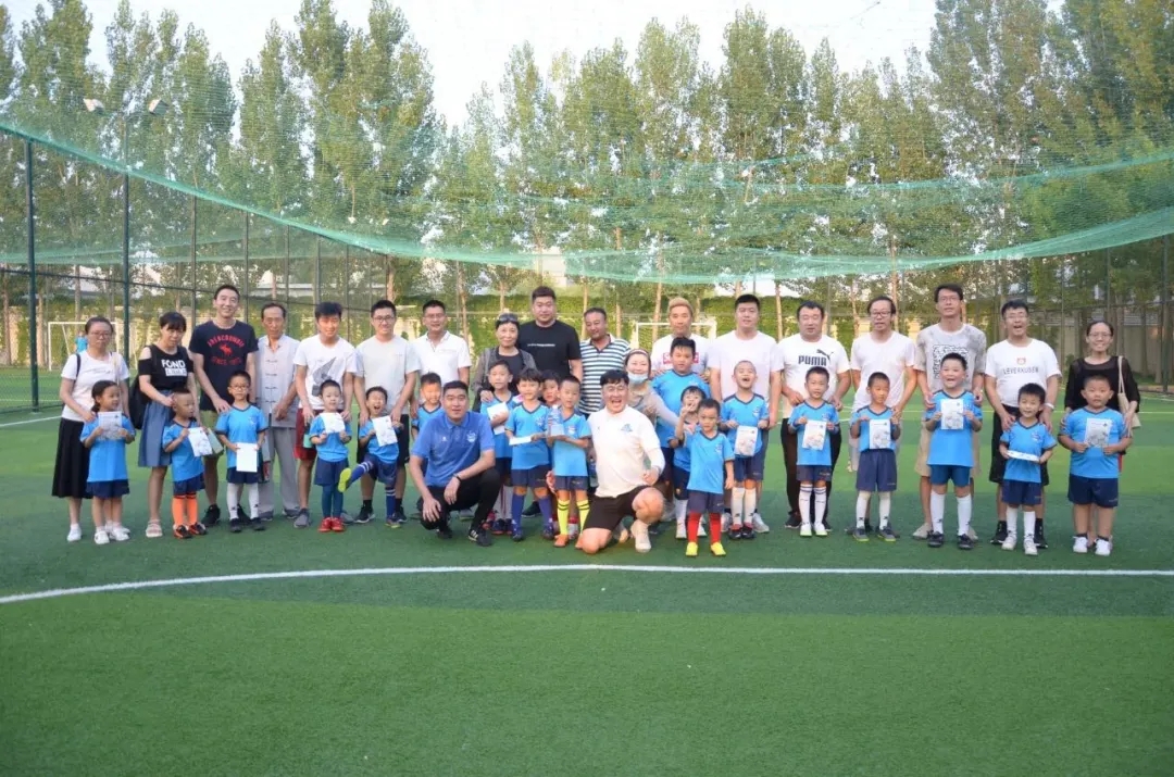 于根伟现在踢球,16岁少年和于根伟踢球