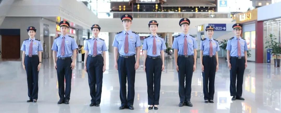 哇!他们的新制服正式亮相啦