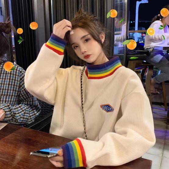 金晨现身机场，穿一身黑就脖子配荧光，背袖珍包斜跨超可爱