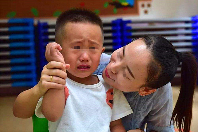 小男孩有什么错只是想要抱抱,为什么小男孩更需要抱抱