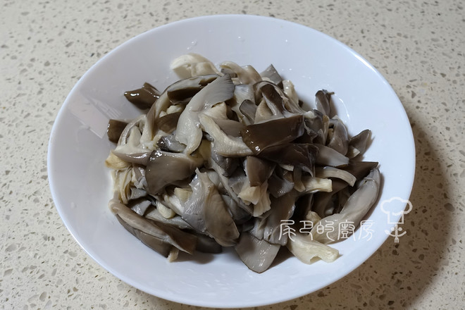 炸蘑菇有水怎么能不溅油,干炸蘑菇时如何不掉糊糊