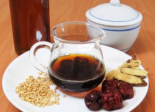 甘草解百药毒，可用于心脏急剧跳动，手指关节疼痛，胃痛胃痉挛