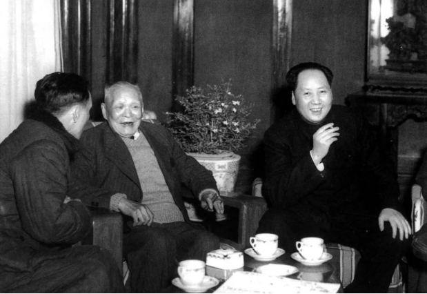 毛*东泽**接待朋友时，发现兜里只剩一根烟，随手一个动作尽显智慧