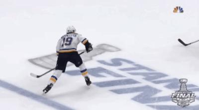 蓝调拿下球队首个斯坦利杯总冠军,奥赖利荣膺季后赛MVP