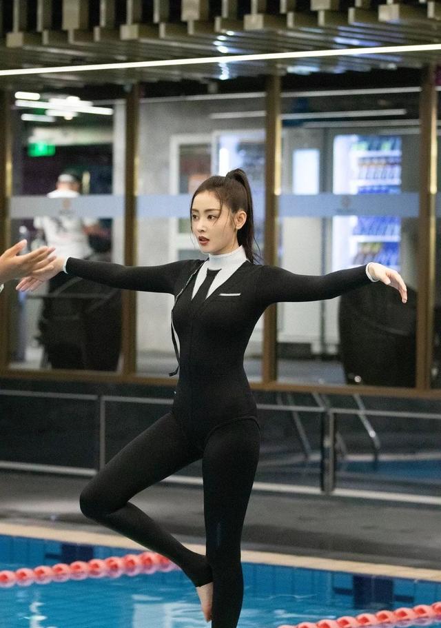 张天爱否认为金主戴了R环。她的年龄和8000万部电影被曝光